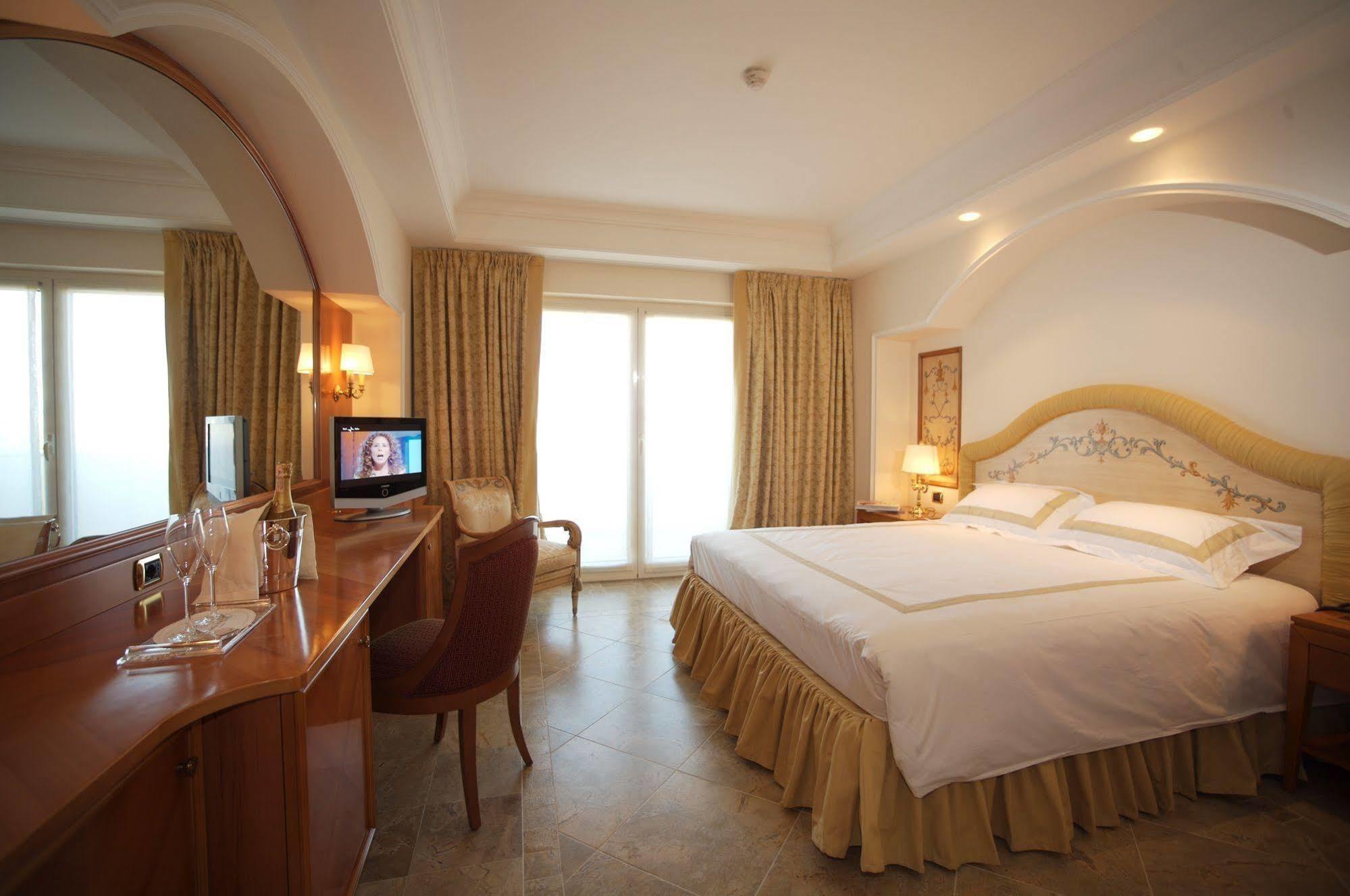 Hotel Ashley Lamezia Terme Exterior foto